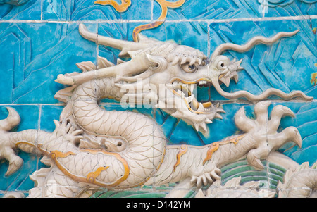 Potente cinese dragon statua sulla parete, il Parco Beihai, Pechino, Cina. Foto Stock