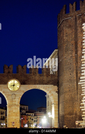L'Italia, Veneto, Verona, Corsa a Porta Nuova, Portoni della Brà, City Gate di notte Foto Stock