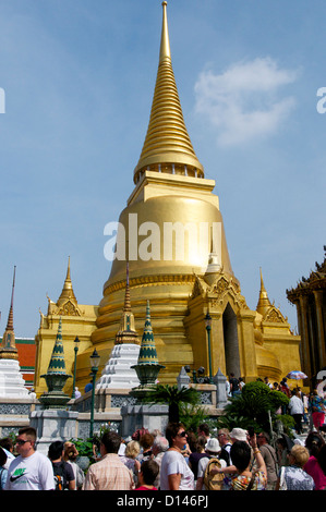 Il golden Phra Si Rattana Chedi nel grande complesso di Palazzo di Bangkok in Thailandia Foto Stock