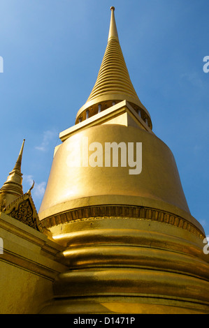 Il golden Phra Si Rattana Chedi nel Grand Palace a Bangkok in Tailandia Foto Stock
