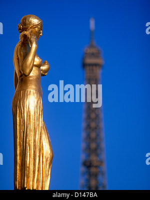 La Torre Eiffel e una statua d'oro su Trocadero, Parigi, Francia Foto Stock