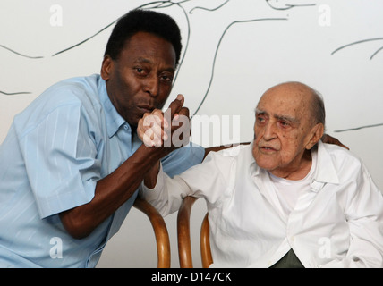 L'ex giocatore Edson Arantes do Nascimento, 70 anni, meglio conosciuto come Pele, durante la manifestazione per la consegna del progetto di Pele museo, progettato dall'architetto Oscar Niemeyer (R), 102 anni fa, a Niemeyer office a Rio, Brasile sudorientale, il 4 novembre 2010. Il museo sarà inaugurato nel 2012, Santos. Foto: FABIO MOTTA/AGENCIA ESTADO/AE Foto Stock