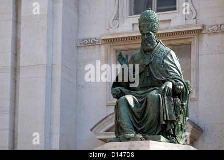 La statua di Papa Sisto V nella parte anteriore della Basilica della Santa Casa di Loreto, Italia Foto Stock