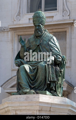 La statua di Papa Sisto V nella parte anteriore della Basilica della Santa Casa di Loreto, Italia Foto Stock