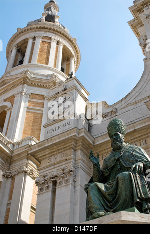 La statua di Papa Sisto V nella parte anteriore della Basilica della Santa Casa di Loreto, Italia Foto Stock