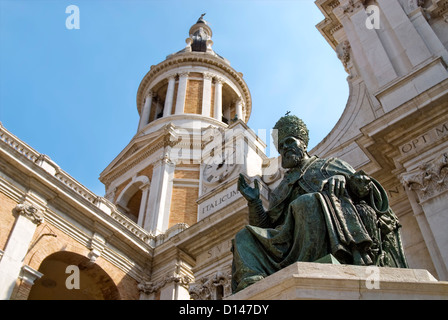 La statua di Papa Sisto V nella parte anteriore della Basilica della Santa Casa di Loreto, Italia Foto Stock