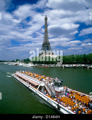 La Torre Eiffel e il bateau mouche sulla Senna, Parigi, Francia Foto Stock