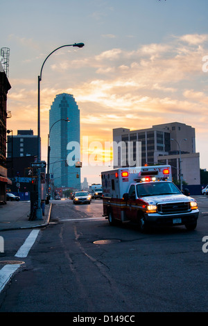 Ambulanza nella città di Long Island, Queens, NY, STATI UNITI D'AMERICA Foto Stock