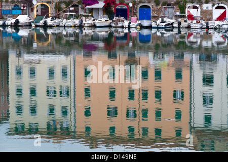 Barche su un canale nel quartiere di Venezia Nuova a Livorno in Toscana, Italia Foto Stock