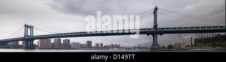 Panorama di Manhattan Bridge in nuvoloso meteo Foto Stock