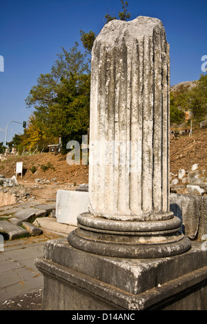 Resti di un antico greco pilastro sulla zona Fillipous sito archeologico in Grecia del Nord Foto Stock