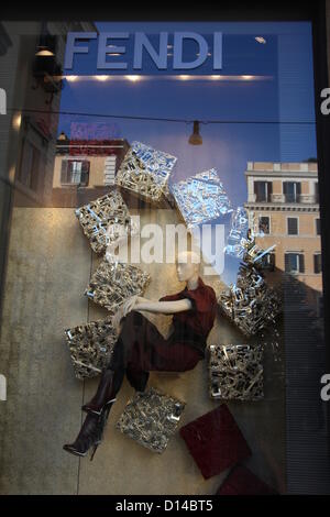 6 Dic 2012 decorazioni natalizie e fare shopping in via condotti fashion street dalla scalinata di piazza di Spagna a Roma Italia Foto Stock