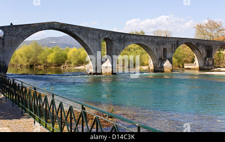 Ponte storico in pietra di Arta in Grecia Foto Stock