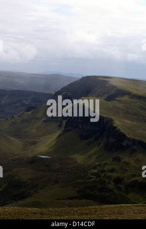 La nebbia e il cloud passando Bioda Buidhe Beinn Edra Hartaval Il Storr sulla cresta theTrotternish Isola di Skye in Scozia Foto Stock