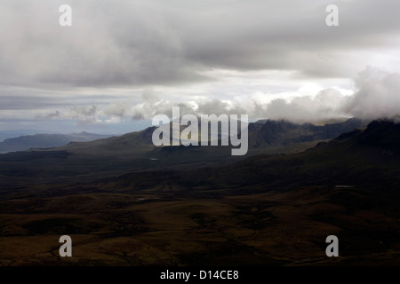 La nebbia e il cloud passando Bioda Buidhe Beinn Edra Hartaval Il Storr sulla cresta theTrotternish Isola di Skye in Scozia Foto Stock