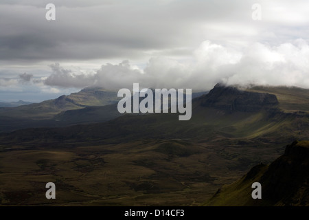 La nebbia e il cloud passando Bioda Buidhe Beinn Edra Hartaval Il Storr sulla cresta theTrotternish Isola di Skye in Scozia Foto Stock