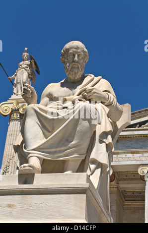 Plato statua presso l'Accademia di Atene edificio in Atene, Grecia Foto Stock