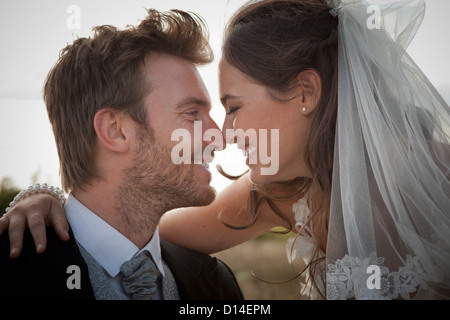 Sposa giovane toccando nasi Foto Stock