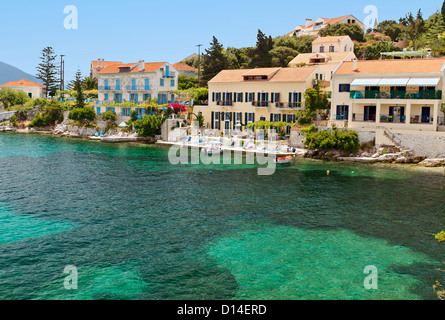 Scenic tradizionale villaggio di pescatori di Fiskardo presso l'isola di Cefalonia in Grecia Foto Stock