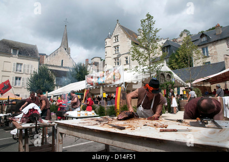 Persone vestite con costumi per la Festa Medievale di Chinon nella Valle della Loira in Francia. Foto Stock