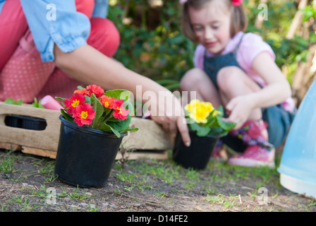 Madre e figlia insieme di giardinaggio Foto Stock