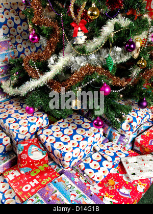 I regali di Natale sotto l'albero Foto Stock