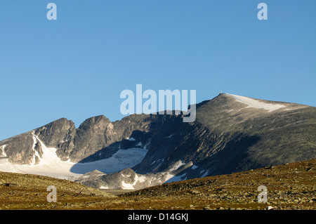 Snohetta mountain sotto un cielo blu chiaro in Dovrefjell National Park, Norvegia Foto Stock