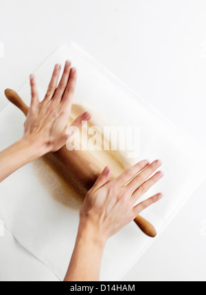 Le mani di pasta di rotolamento sul contatore Foto Stock
