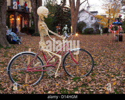 Decorazioni di Halloween al Dusk, Two Story Showcase Home, USA 2012 Foto Stock