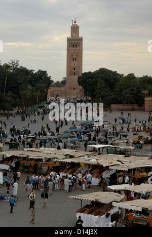 Djemaa El Fna si spegne la cucina in prima serata, Marrakech, Marocco, con la moschea di Koutoubia minaret in background Foto Stock