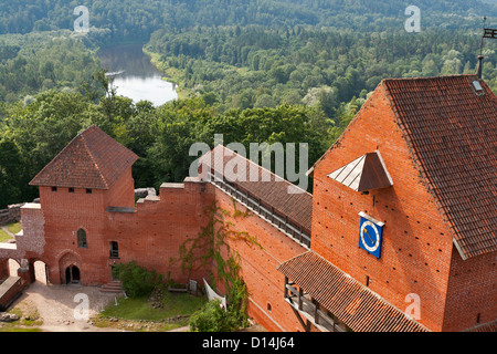 Torri del Castello Turaida edificata nel XIII secolo e il fiume Gauja. Sigulda, Lettonia. Foto Stock