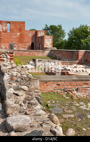 Resti di mura del Castello Turaida edificata nel XIII secolo. Sigulda, Lettonia. Foto Stock