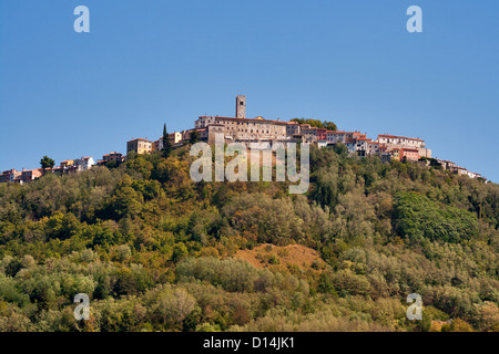 Città medievale di Montona sulla cima di una collina sulla penisola di Istria in Croazia. Foto Stock