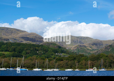 Barche ormeggiate sul Coniston Water, nel distretto del lago, Inghilterra Foto Stock