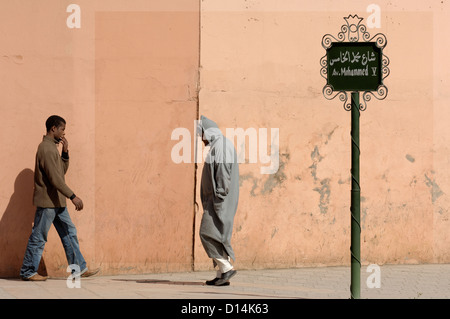 Moderno e abiti tradizionali sul contrasto di due uomini in Marrakech, Marocco Foto Stock