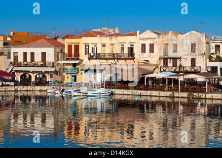 La città di Rethymno e il vecchio porto veneziano a Creta in Grecia Foto Stock