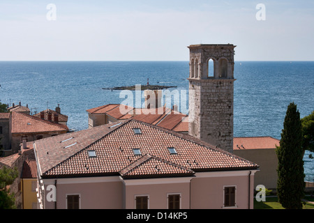 La torre del monastero e isola in Porec, in Croazia. Foto Stock