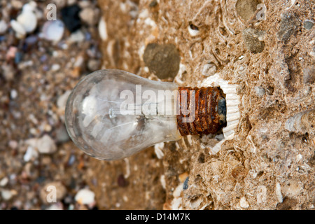 Rusty lampadina sul mare sullo sfondo di pietra Foto Stock