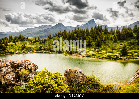 Il sorgere del sole sopra erboso collina rurale Foto Stock