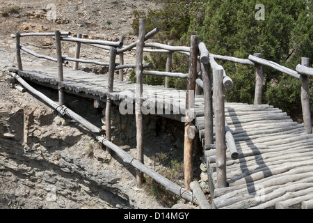 Il vecchio ponte in legno sul burrone in Crimea. L'Ucraina. Foto Stock