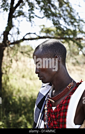 Maasai uomo in piedi all'aperto Foto Stock