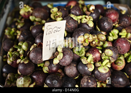 Mangosteen per la vendita al mercato Foto Stock