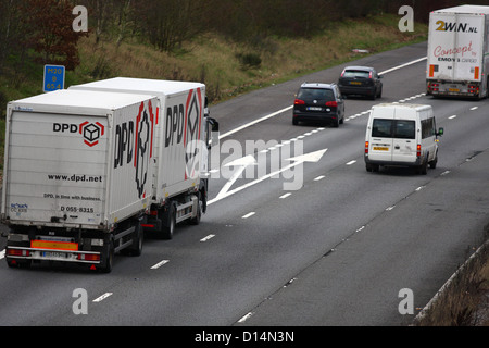 Camion e automobili che viaggia lungo l'autostrada M20 nel Kent, Inghilterra Foto Stock