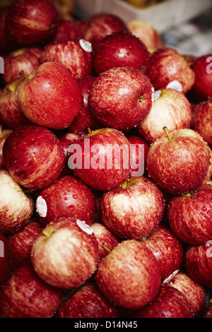 Le mele rosse per la vendita al mercato Foto Stock