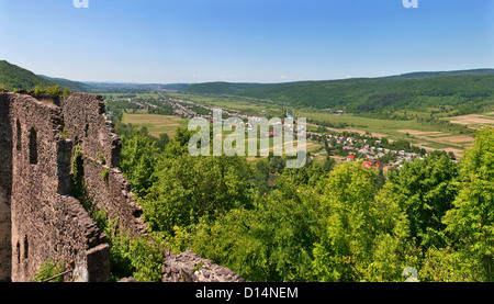 Vista panoramica dal Nevytsky rovine del castello. Costruito nel XIII secolo. Zakarpattia Oblast, Ucraina. Foto Stock