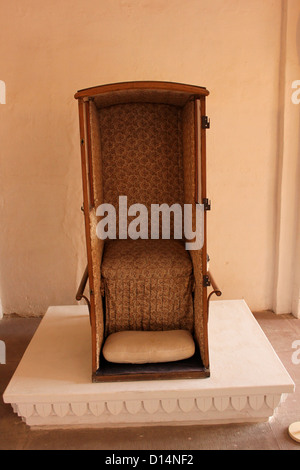 Queen's Palanquin sul display a Forte Mehrangarh museum, Jodhpur, India Foto Stock