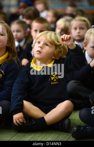 I bambini nella mattina insieme alla Madonna e San Werburgh Cattolico della scuola primaria a Newcastle-under-Lyme, Staffordshire REGNO UNITO Foto Stock