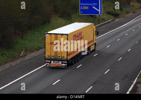 Un carrello che viaggia lungo l'autostrada M20 nel Kent, Inghilterra Foto Stock