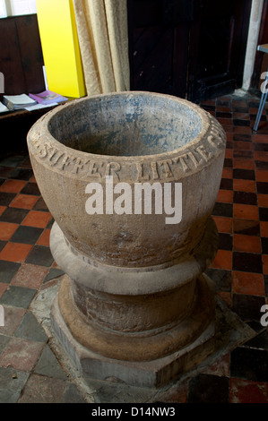 Il font, la chiesa di Santa Maria, Wick, Worcestershire, England, Regno Unito Foto Stock