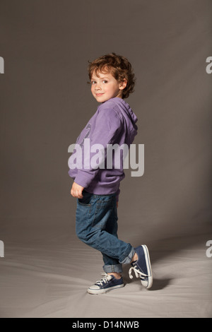 Ragazzo che sorride in studio Foto Stock